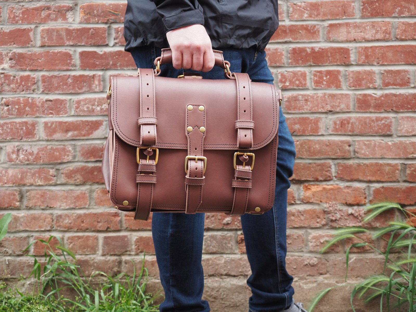 Adjustable strap briefcase