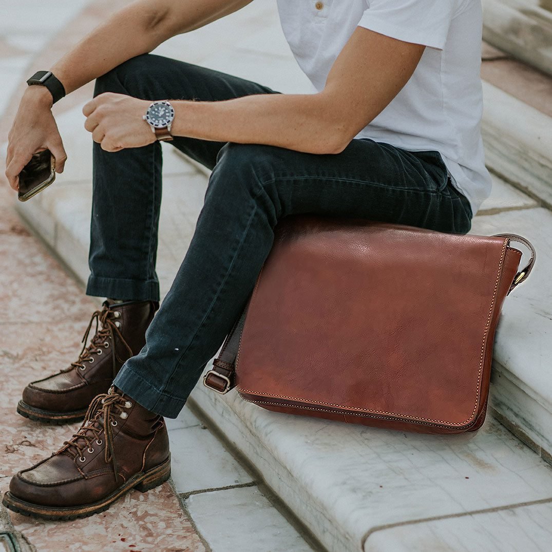 Firenze Messenger with laptop